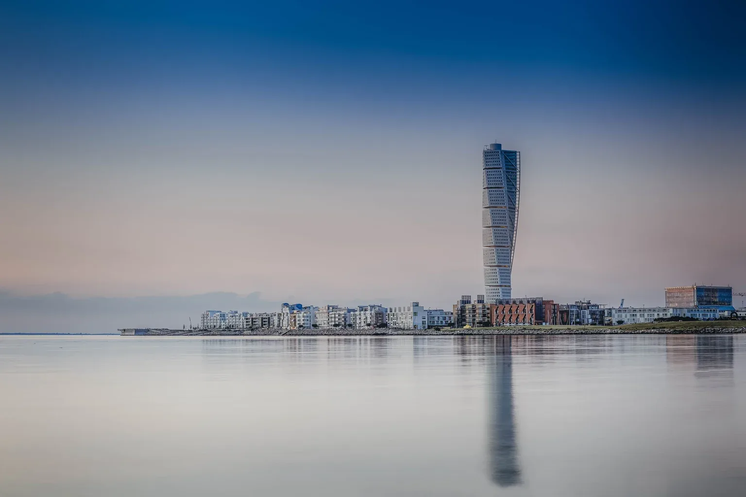 Malmös kustlinje med Turning Torso.